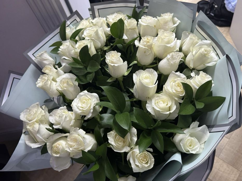 Пышный букет белых роз