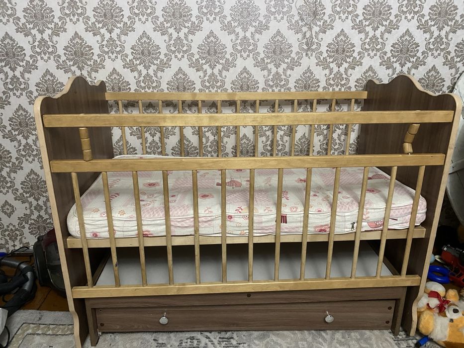 Продам детскую кровать-маятник