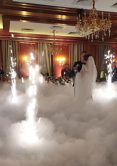 Fum greu dansul mirilor si artificii