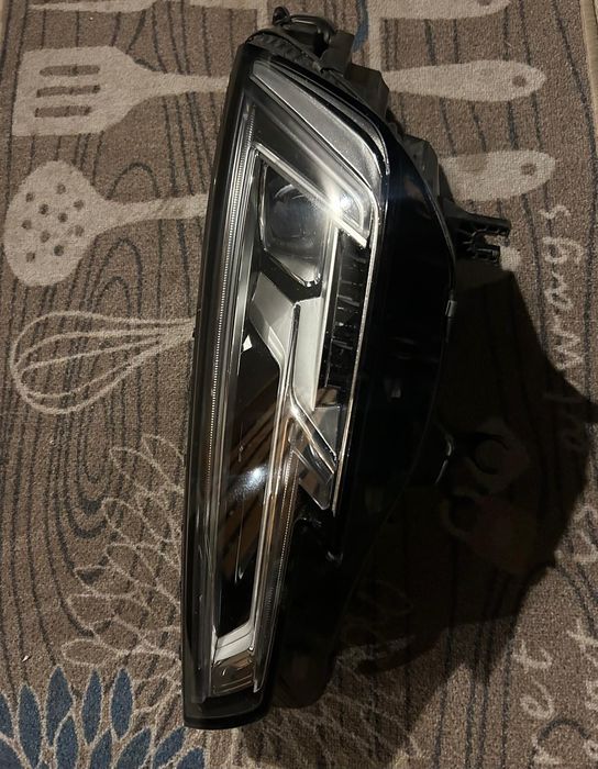 Far stanga Audi B9