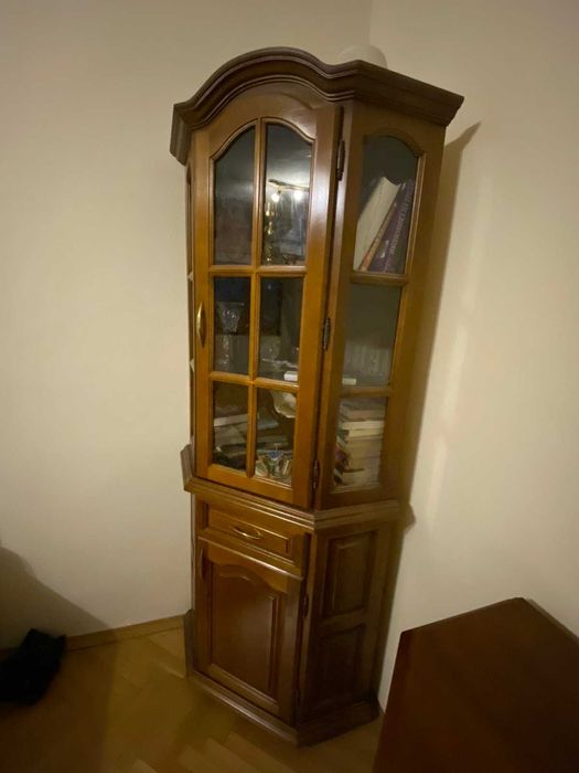 Ъглов шкаф от масивно дърво