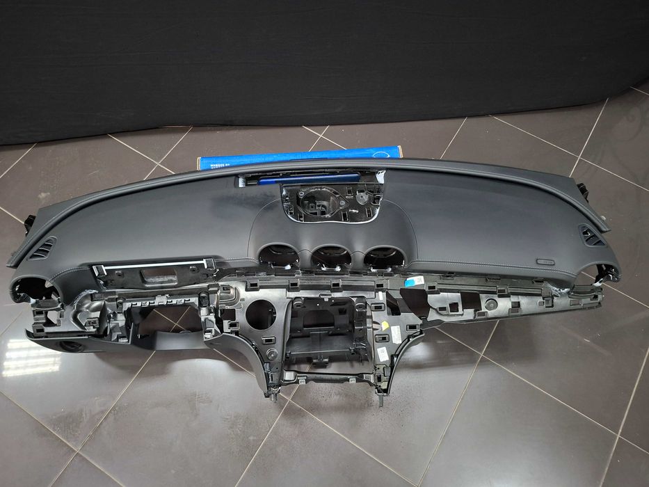 Ново Кожено Табло с Сив шев Mercedes W206 AMG