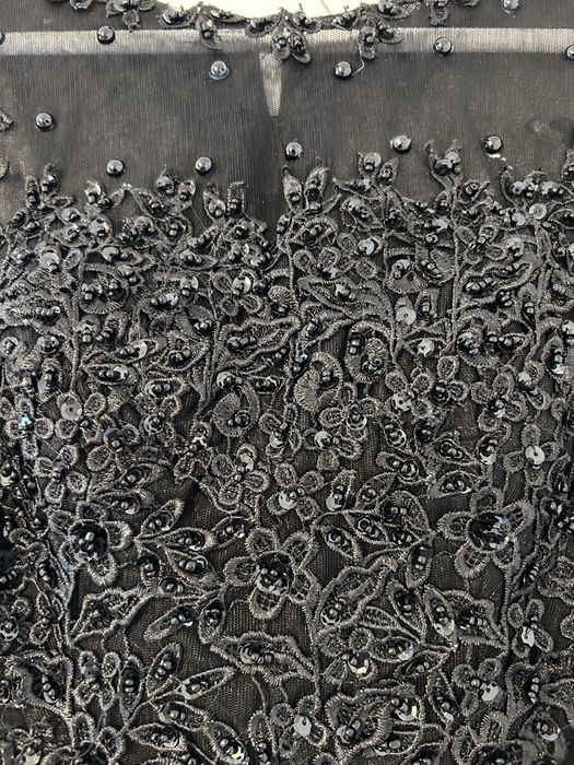 Стилна черна рокля от тюл и бродерия и паети