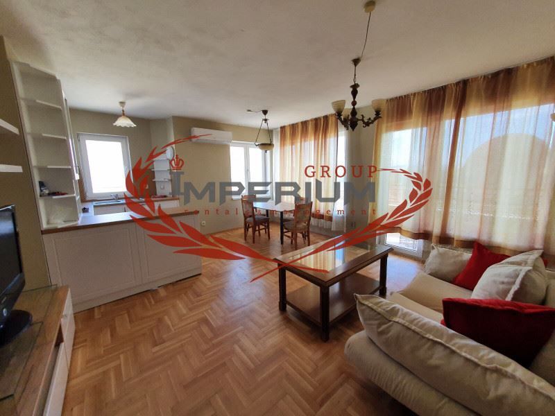 Двустаен обзаведен апартамент  с ПАРКОМЯСТО под наем в района на кв.