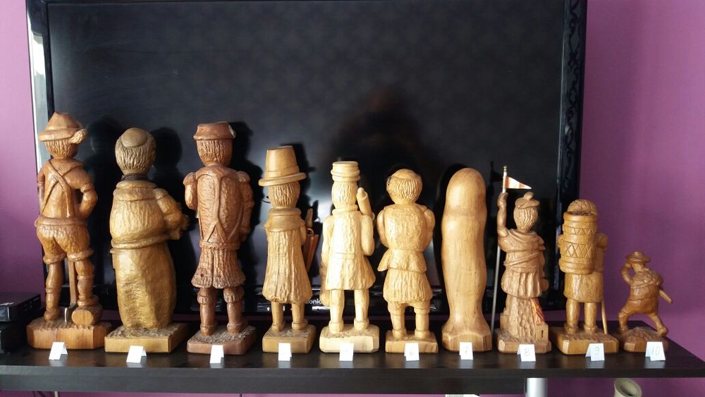 Колекция от ръчно резбовани дървени фигури