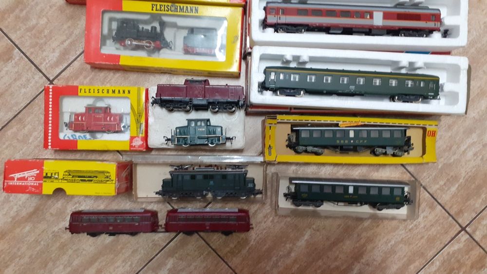 Locomotive si vagoane trenulet electric scara HO