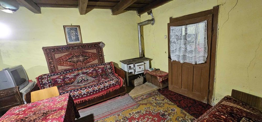 Casa la tara cu cabana in curte