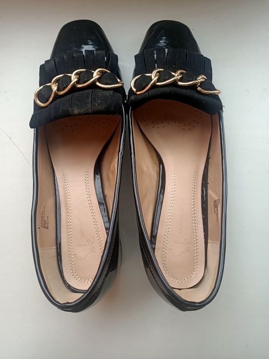 Черные лакированные туфли 39 размера