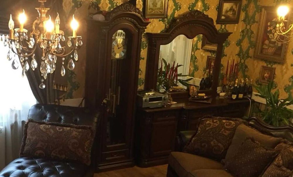 Set mobilier clasic living lemn masiv comoda + oglinda + masa + pendul