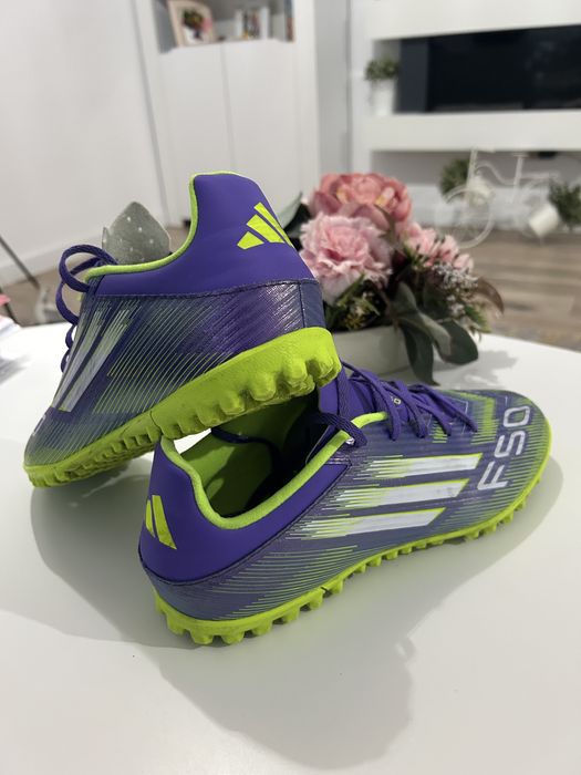 Ghete ,Adidas, fotbal teren sintetic