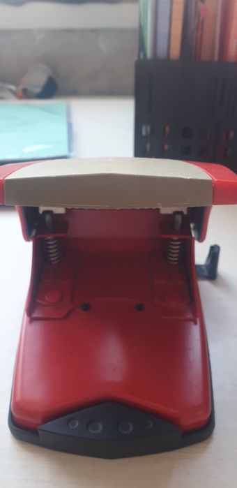 Продам дырокол большой