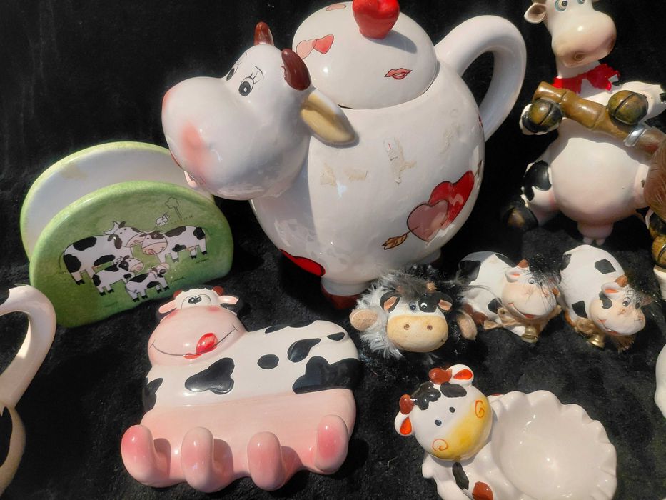 Колекция от фигурки на крави