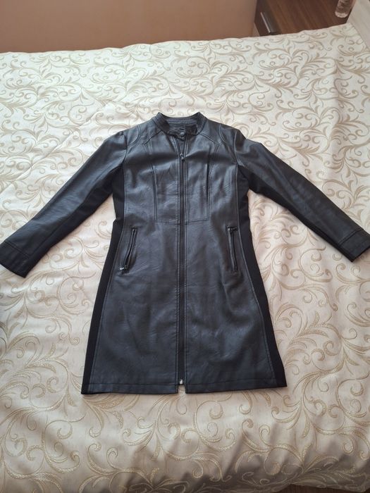 Дамско кожено, вталено манто черно