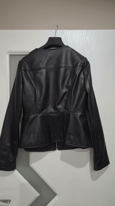 Продавам вталено дамско яке Zara