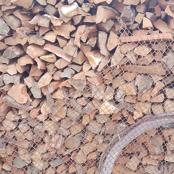 Утин дрова кесилган йорилган