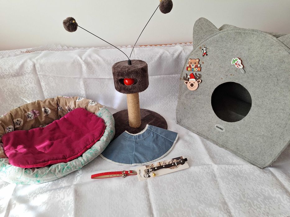 Set accesorii ieftine pentru pisici, casuta pliabila, culcus moale cu saltea, ansamblu de joaca, 	zgardă rosie /neagra din piele ecologică cu clopotei