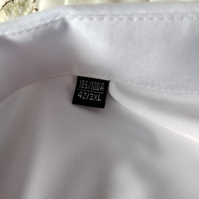 Продам  белую школьную рубашку