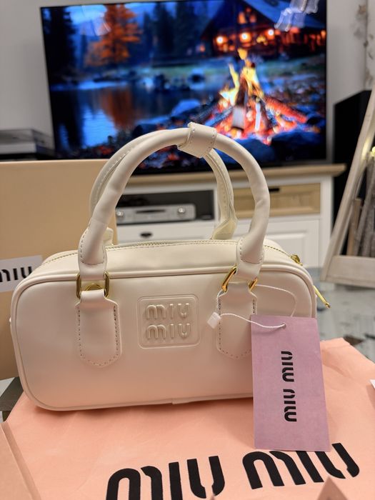 Geanta Miu Miu alba cu scris auriu