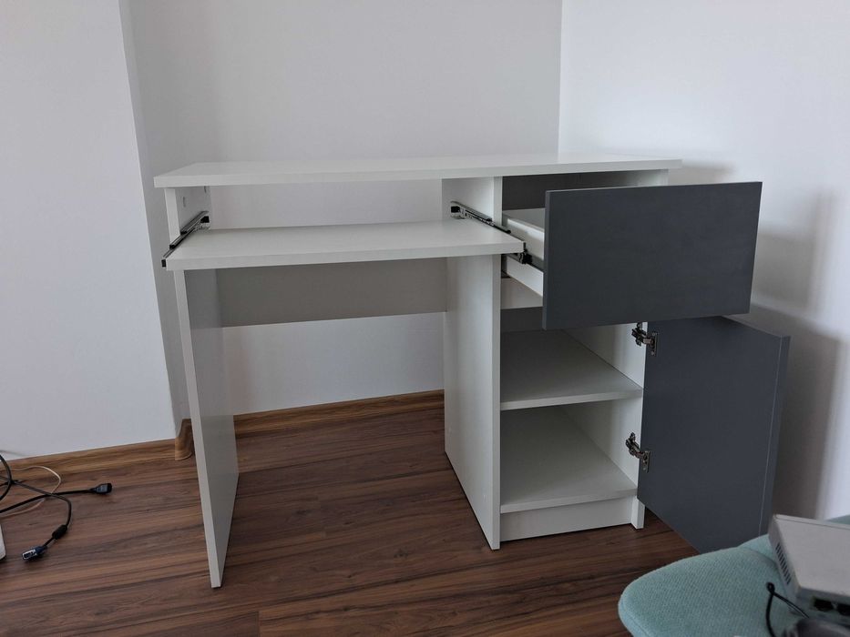 Birou computer PIKSEL, cu sertar, dulap si raft pentru tastatura, dreapta, 90x50x77 cm, alb si gri