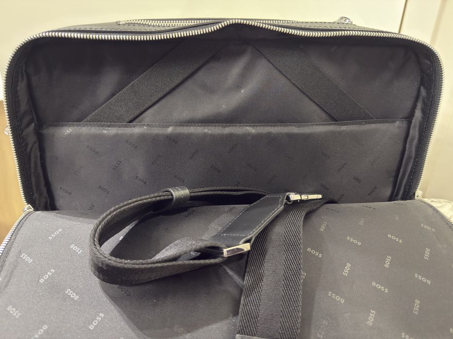 Boss кожанный новый