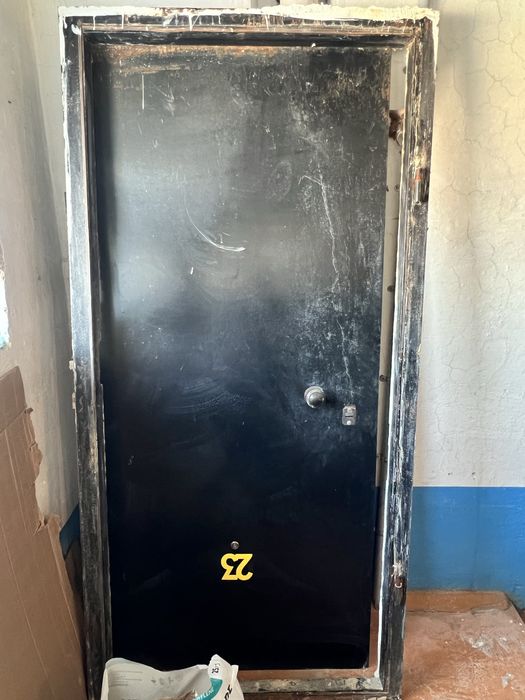 Продам входную металлическую дверь