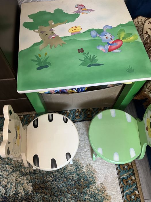 Продам детский столик и стульчики.
