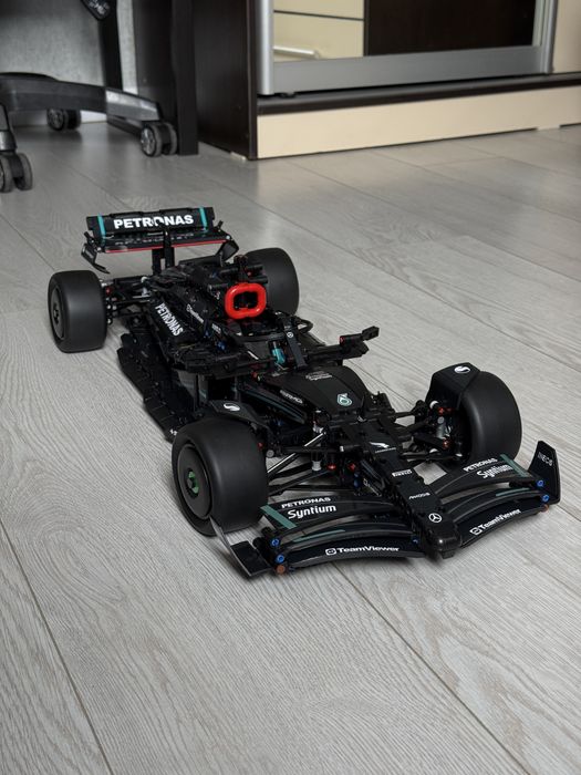 Гоночная машина LEGO Mercedes-AMG F1 W14 E Performance