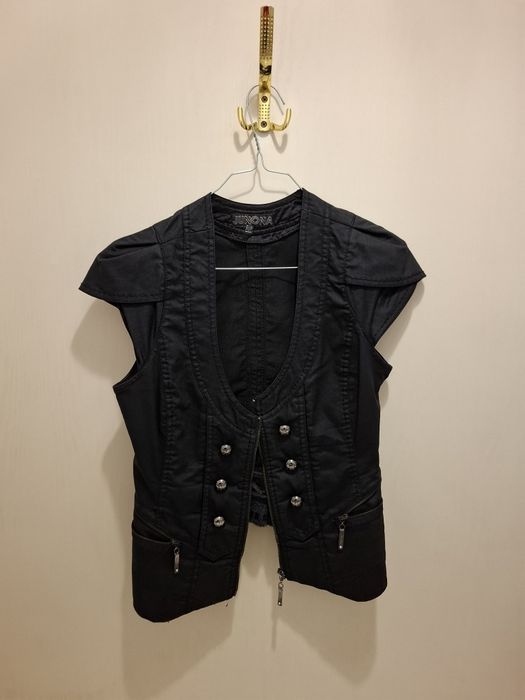 Продавам костюми и рокли