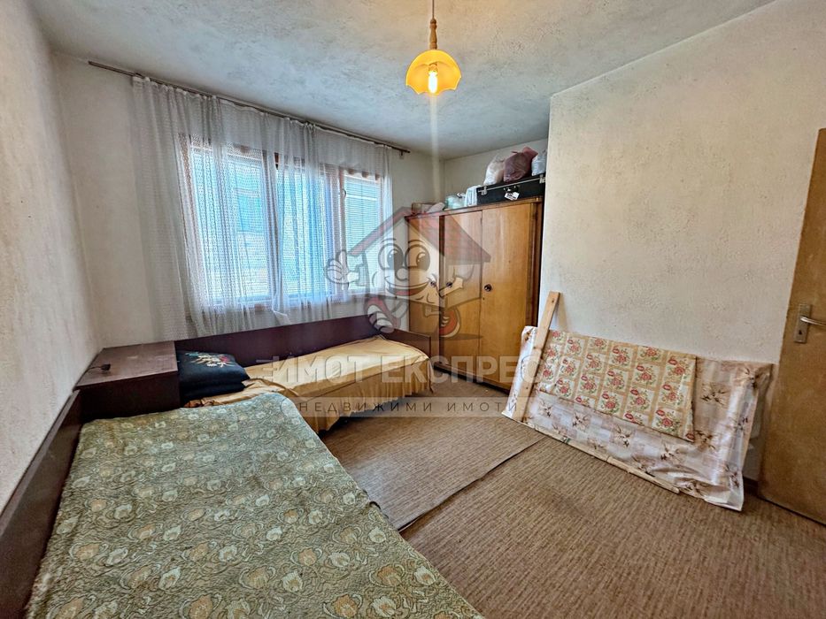 Етаж от къща, мансарден апартамент и гараж, Централна градска част