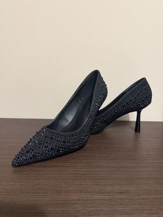 Блестящи обувки на ток