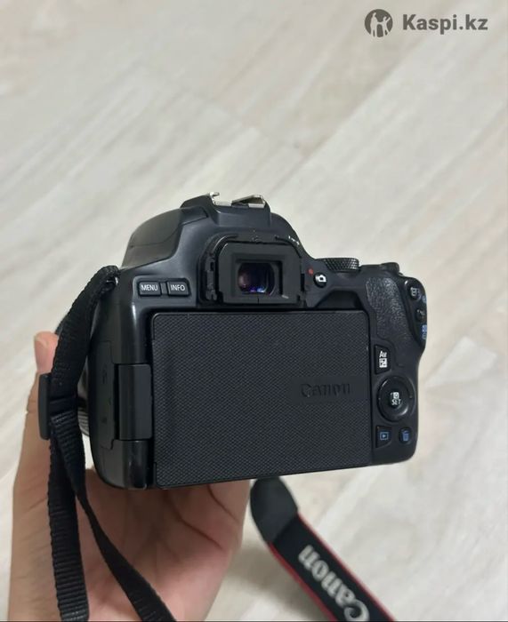Canon 250D в идеальном состоянии