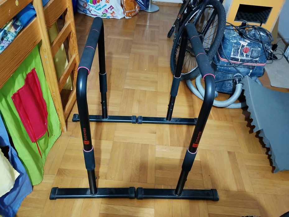 Регулируема стойка/уред за кофички