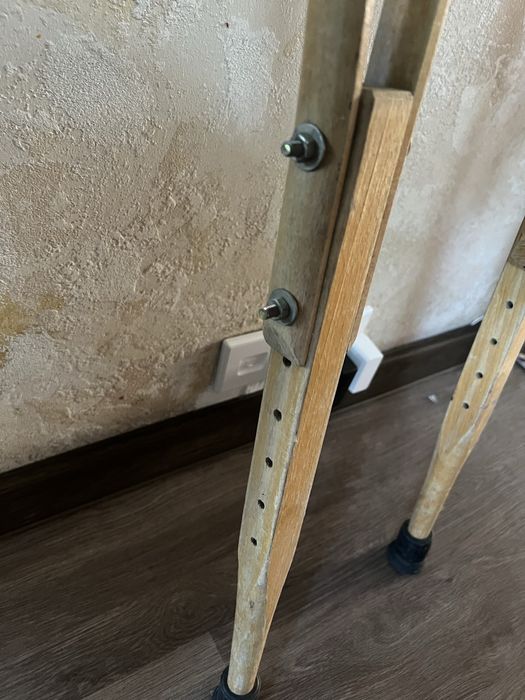 Костыли б. У  дерево