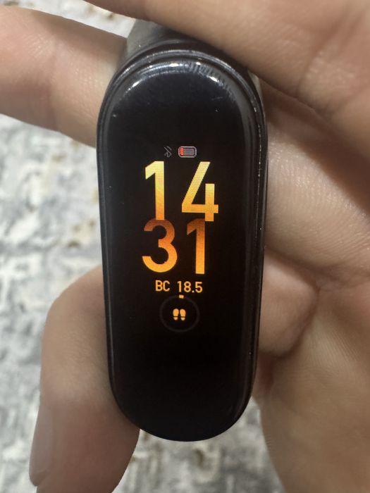 Продается почти новый ми банд 4