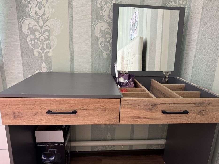 Продам столик туалетный