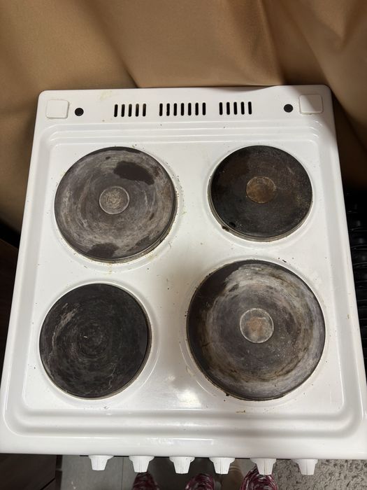 Продаю плиту на 4 конфорки.