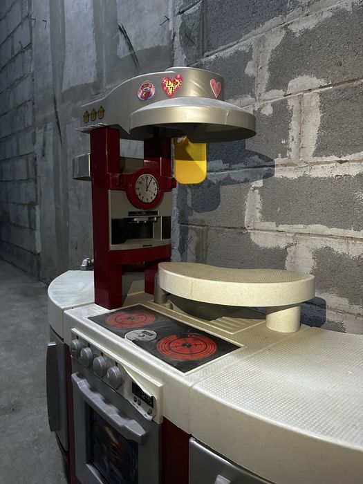 Детская кухня с игрушками