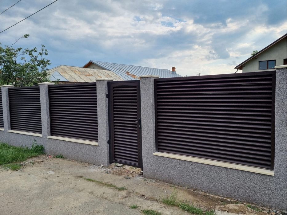 Garduri si porti din sipca metalica, panouri stil jaluzele, tabla cutata, plasa bordurata, fier forjat, BCA si beton si alte modele disponibile
