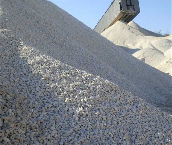 Песок, щебень, клинец, извёстка и другие строительные материалы.