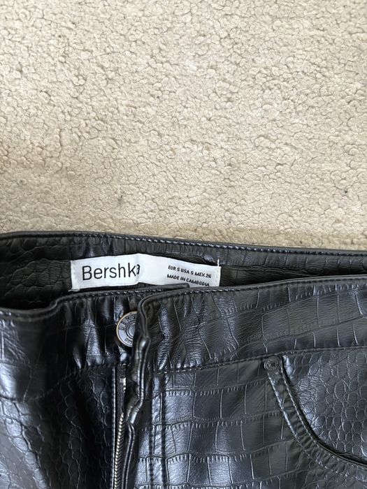 Кожен панталон Bershka