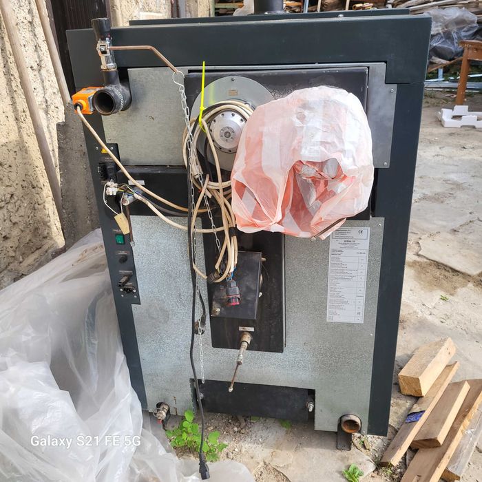 Продавам комбиниран котел със дърва и пилети.