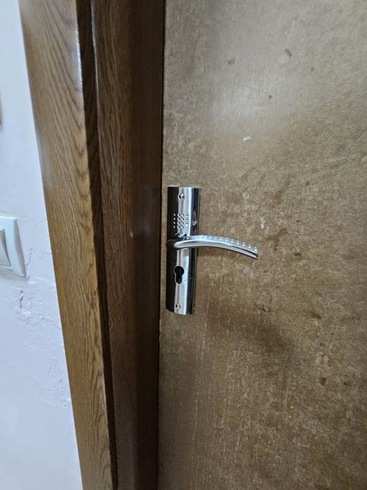 Интериорна врата със каса и брава