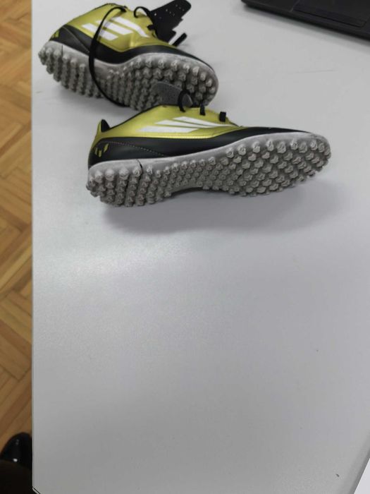 Футболни обувки Адидас