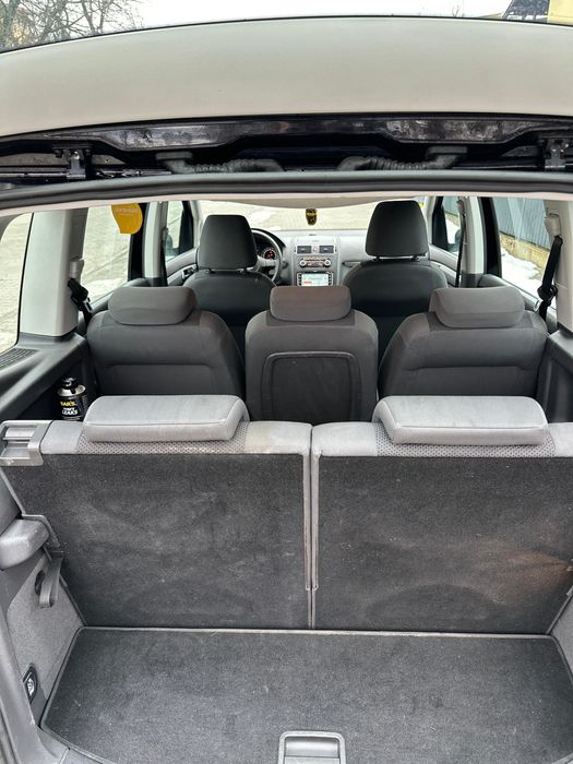 Volkswagen Touran 1.2 TSI 2011 cu 7 Locuri