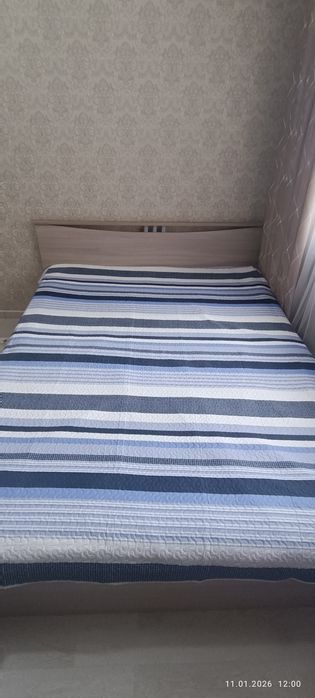 Спальная кровать и шкаф