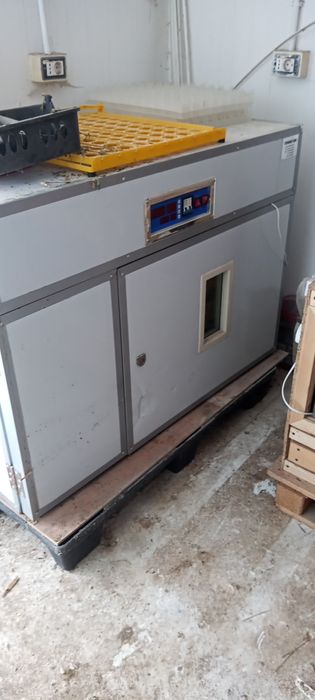 Vând incubator automat 540 de oua găină