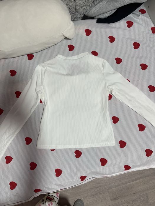 Белый лонгслив с бантиком