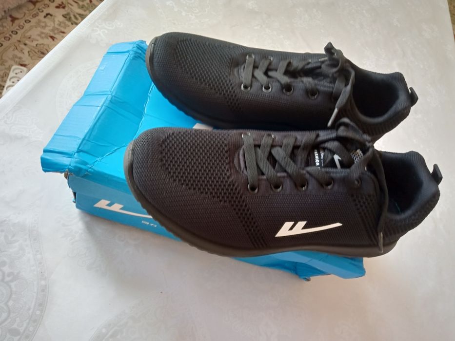 Продам кроссовки новый