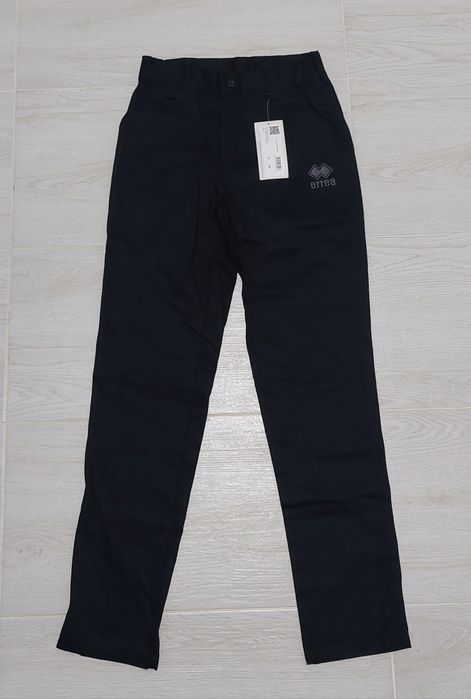 Pantaloni Erreà negri – Noi cu etichetă, model simplu, mărime XS
