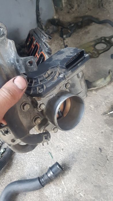 Бензинова помпа високо налягане за тойота авенсис 2.0 бензин 147кс